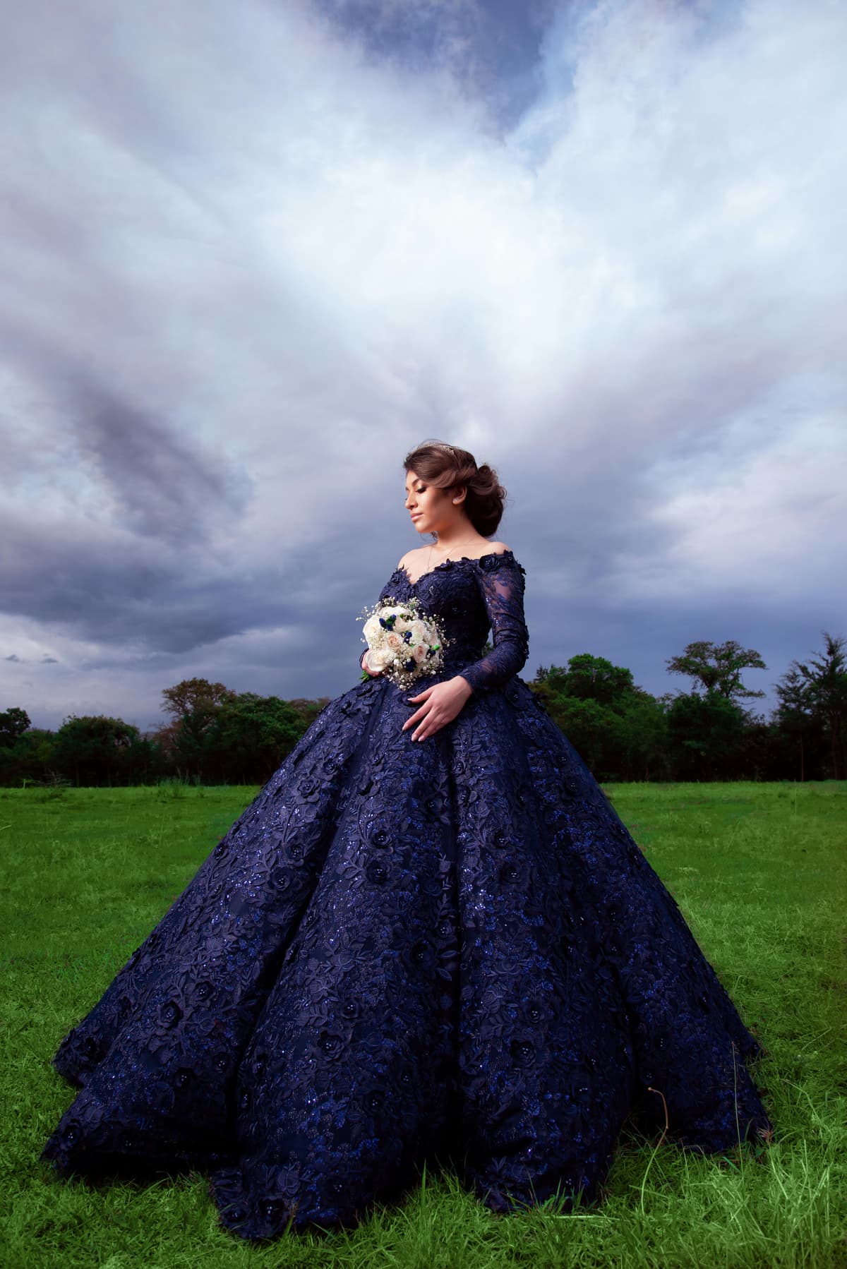 Marineblaues Spitzenkleid für die Kirche