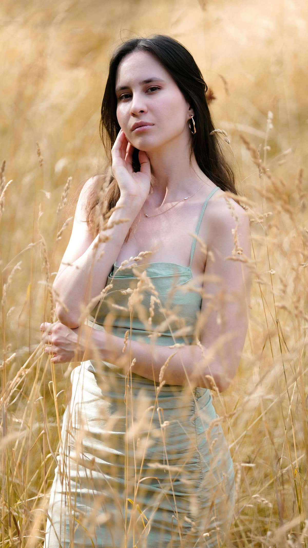 Salbeigrünes Midi-Kleid für die Frühlingshochzeit