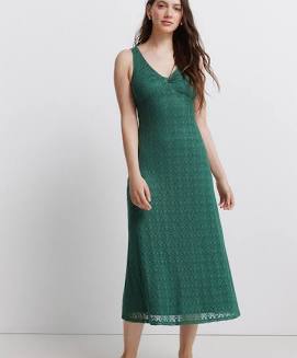 Vestido midi crochet Springfield — looks y outfits de The White Lotus temporada 3